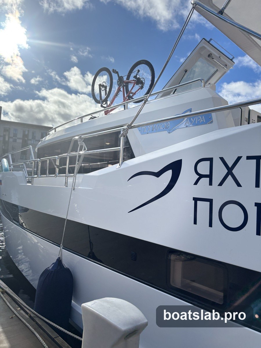 Моторная яхта на воде в яхт-клубе «Светлана»