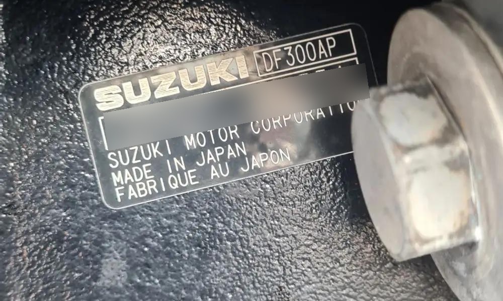 Шильда подвесного мотора Suzuki DF300AP (заводской номер скрыт)